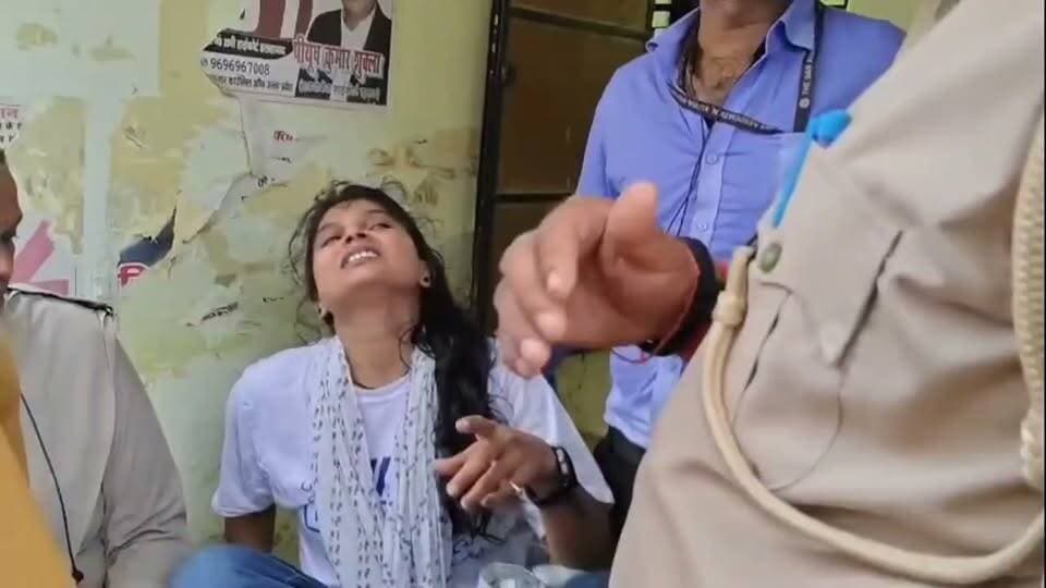थाने के भीतर महिला फरियादी से दुर्व्यवहार..."दरोगा और इंस्पेक्टर पर अभद्रता.."मारपीट व मोबाइल छीनने का आरोप"...!
पीड़िता बोली -
इंस्पेक्टर बोले...इसका माद@@द का मोबाइल छीन कर अंदर ले आओ..!
मोबाइल छीनकर वीडियो डिलीट करने का भी आरोप..!
यूपी के कुंडा प्रतापगढ़ का मामला..जमीनी विवाद के मामले में महिला FIR दर्ज कराने थाने गई थी..!
पीड़ित महिला के आरोप सुनिए - 👇 #mobile #policestation #cmyogi