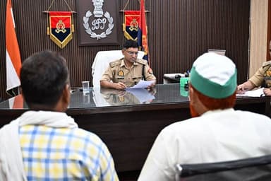 #SPLalitpur @IPSMdMustaque द्वारा पुलिस अधीक्षक कार्यालय में #जनसुनवाई की गई।
🔸जनसुनवाई के दौरान फरियादियों की शिकायतों/समस्याओं को गंभीरता से सुना गया तथा उनके त्वरित एवं गुणवत्तापूर्ण निस्तारण करने हेतु सम्बन्धित को आवश्यक निर्देश दिए गए।
#LalitpurPolice
#UPPolice