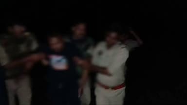 हाईवे पर नशीला पदार्थ खिलाकर लूट करने वाले गिरोह पर पुलिस का शिकंजा
कल्यानपुर पुलिस मुठभेड़ में हिस्ट्रीशीटर बदमाश शाहनवाज उर्फ साहिल घायल, साथी फरार
बोलेरो, अवैध तमंचा, कारतूस, मोबाइल और नकदी बरामद, दो दर्जन से अधिक मुकदमे दर्ज होने का दावा
✒️रिपोर्ट नागेंद्र पांडये
फतेहपुर (उत्तर प्रदेश) जिले के कल्यानपुर थाना क्षेत्र में शुक्रवार तड़के पुलिस और कथित लूट गिरोह के बीच हुई मुठभेड़ में एक हिस्ट्रीशीटर आरोपी घायल हो गया, जबकि उसका एक साथी मौके से फरार हो गया। पुलिस के अनुसार, गिरफ्तार आरोपी पर यात्रियों को वाहन में बैठाकर नशीला पदार्थ खिलाने या सुंघाने के बाद लूटपाट करने के आरोप हैं। पुलिस ने घटना में प्रयुक्त बोलेरो वाहन, अवैध हथियार, कारतूस, मोबाइल फोन और नकदी बरामद करने का दावा किया है। मामले में आगे की वैधानिक कार्रवाई जारी है।
फतेहपुर पुलिस द्वारा जारी प्रेस नोट के अनुसार, 03 जुलाई 2026 की सुबह थाना कल्यानपुर पुलिस को बिंदकी रोड स्थित ददन खेड़ा मोड़ के पास संदिग्ध बदमाशों की सूचना मिली। पुलिस टीम ने घेराबंदी कर संदिग्धों को रोकने का प्रयास किया, जिस दौरान मुठभेड़ हो गई।
पुलिस का दावा है कि जवाबी कार्रवाई में शाहनवाज उर्फ साहिल पुत्र मंसूर, निवासी ग्राम विसहिया, थाना हथिगवां, जनपद प्रतापगढ़, के बाएं पैर में गोली लगी, जिसके बाद उसे गिरफ्तार कर उपचार के लिए अस्पताल भेजा गया। वहीं उसका साथी फिरोज, निवासी करारी, जनपद कौशांबी, मौके से फरार हो गया, जिसकी तलाश के लिए पुलिस टीमों को लगाया गया है।
पुलिस के अनुसार, गिरफ्तार आरोपी के कब्जे से घटना में प्रयुक्त एक बोलेरो वाहन, 315 बोर का अवैध तमंचा, दो खोखा कारतूस, दो मिस कारतूस, एक जिंदा कारतूस, एक एंड्रॉयड मोबाइल तथा ₹2,000 नकद बरामद किए गए हैं।
प्रारंभिक जांच में पुलिस ने बताया कि आरोपी गिरोह कथित रूप से कानपुर के रामादेवी क्षेत्र से यात्रियों को फतेहपुर छोड़ने के बहाने बोलेरो में बैठाता था और रास्ते में नशीला पदार्थ खिलाकर अथवा सुंघाकर उनसे लूटपाट करता था।
प्रेस नोट के अनुसार, गिरफ्तार आरोपी के विरुद्ध फतेहपुर सहित अन्य जनपदों के विभिन्न थानों में दो दर्जन से अधिक आपराधिक मुकदमे दर्ज होने की जानकारी सामने आई है। पुलिस उसके विस्तृत आपराधिक इतिहास का सत्यापन कर रही है।
मामले में थाना कल्यानपुर पुलिस द्वारा संबंधित धाराओं में मुकदमा दर्ज कर आगे की वैधानिक कार्रवाई की जा रही है। फरार आरोपी की गिरफ्तारी के लिए दबिश दी जा रही है।
यह कार्रवाई हाईवे पर यात्रियों की सुरक्षा से जुड़े मामलों में पुलिस की सक्रियता को दर्शाती है। हालांकि, मामले से जुड़े सभी आरोपों की पुष्टि न्यायिक प्रक्रिया और जांच के बाद ही होगी। पुलिस का कहना है कि फरार आरोपी की तलाश जारी है और पूरे गिरोह के नेटवर्क की भी जांच की जा रही है।
🟥 ND NEWS | दैनिक निष्पक्ष धारा की अपील
एनडी न्यूज़ सभी यात्रियों से अपील करता है कि अनजान वाहनों में यात्रा करते समय पूरी सावधानी बरतें। यदि कोई चालक रास्ते में खाने-पीने की वस्तु देता है या संदिग्ध व्यवहार करता है, तो उसे स्वीकार न करें और तुरंत पुलिस या आपातकालीन सेवा को सूचना दें।
साथ ही पुलिस एवं संबंधित विभागों से अनुरोध है कि हाईवे पर गश्त बढ़ाई जाए, संदिग्ध वाहनों की नियमित जांच हो तथा यात्रियों की सुरक्षा सुनिश्चित करने के लिए प्रभावी निगरानी व्यवस्था विकसित की जाए।
जनहित में सुझाव
किसी भी संदिग्ध गतिविधि की सूचना तुरंत 112 या स्थानीय पुलिस को दें।
हाईवे पर सीसीटीवी निगरानी एवं पुलिस गश्त को और मजबूत किया जाए।
👇👇
#NDNews #दैनिकनिष्पक्षधारा #Fatehpur #Kalyanpur #PoliceEncounter #HighwayCrime #UPPolice #BreakingNews #CrimeNews #RoadSafety #LawAndOrder #AbhimanyuManglik
👇👇
@dgpup
@RSSorg
@UPGovt
@wpl1090
@RSSgeet
@Uppolice
@MIB_India
@PMOIndia
@HMOIndia
@abmanglik
@VHPDigital
@igrangealld
@myogioffice
@InfoDeptUP
@dmfatehpur
@homeupgov
@sdmsadarftp
@CMOfficeUP
@CMOUP_RC
@ChiefSecyUP
@ChiefSecyUP
@MahantYogiG
@FatehpurSdm
@fatehpurpolice
@BajrangDalOrg
@rashtrapatibhvn
@UPMahilaKalyan
@112UttarPradesh
@myogiadityanath
@CommissionerPrg
@ADGZonPrayagraj
👇👇👇
🟥 ND NEWS | दैनिक निष्पक्ष धारा
मुख्य संपादक / संस्थापक: राजन सिंह हाड़ा
सह-संपादक: शालिनी सिंह भदौरिया
📍कार्यालय-3: U158,हीरा स्वीट्स के पास,विकास मार्ग,लक्ष्मी नगर,पूर्वी दिल्ली,110092 (NCR)
📍कार्यालय-2: विधानसभा रोड,बर्लिंगटन चौराहा,लखनऊ – 226001 (UP)
📍कार्यालय-1: 1/1 अटल बिहारी चौराहा,फतेहपुर–212601 (UP)
📅 दिनांक: 03 जुलाई 2026
📆 दिन: शुक्रवार
📧 Email: ndnewschannel@gmail.com
📞 मोबाइल: 9696119696