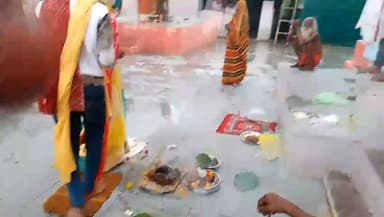 बारां जिलें में युवक ने किन्नर से रचाई शादी, मंदिर में लिए सात फेरे, समाज के सामने पेश की अनूठी मिसाल!!
समाज की पुरानी रूढ़िवादी सोच को बदलते हुए मध्य प्रदेश के एक युवक और राजस्थान की एक किन्नर ने विवाह के पावन बंधन में बंधकर एक अनूठी मिसाल कायम की है। यह अनोखी शादी इन दिनों पूरे क्षेत्र में चर्चा का विषय बनी हुई है।
दोनों ने आपसी सहमति से शाहाबाद कस्बे के एक मंदिर प्रांगण में हिंदू रीति-रिवाज के साथ विवाह किया। पंडित ने वैदिक विधि-विधान और मंत्रोच्चार के साथ शादी की रस्में पूरी करवाईं। दोनों ने अग्नि के सामने सात फेरे लेकर हमेशा के लिए एक-दूसरे को पति-पत्नी के रूप में स्वीकार किया। इस अनोखे और भावुक पल के गवाह परिजन और उनके कुछ खास मित्र बने, जिन्होंने नवदम्पति को आशीर्वाद दिया।
#Baran #married #Shahabad #BreakingNews #Treandingnews #vairalpost #rajasthan #madhyepradesh