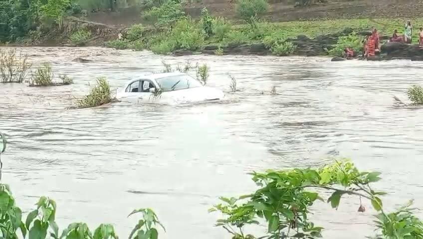 उफनती कसा नदी में बह गई कार, तीन लोगों ने तैरकर बचाई जान
डिंडौरी के शहपुरा क्षेत्र में बड़ा हादसा टला, प्रशासन ने जारी की सावधानी की अपील
डिंडौरी मध्यप्रदेश के डिंडौरी जिले में लगातार हो रही बारिश के बीच एक बड़ा हादसा टल गया। शहपुरा क्षेत्र के बस्तरा मार्ग पर उफान पर बह रही कसा नदी को पार करने की कोशिश में एक कार तेज बहाव की चपेट में आकर बह गई। कार में सवार तीनों लोगों ने सूझबूझ और साहस का परिचय देते हुए समय रहते वाहन से बाहर निकलकर तैरते हुए सुरक्षित किनारे पहुंचकर अपनी जान बचा ली।
जानकारी के अनुसार, लगातार बारिश के कारण कसा नदी का जलस्तर तेजी से बढ़ गया था और नदी तेज बहाव के साथ बह रही थी। इसके बावजूद कार चालक ने नदी पार करने का प्रयास किया। बीच धारा में पहुंचते ही तेज बहाव के कारण कार अनियंत्रित होकर नदी में बहने लगी।
प्रत्यक्षदर्शियों के अनुसार, कार में सवार तीनों लोगों ने तत्काल वाहन से बाहर निकलकर तैरते हुए सुरक्षित किनारे तक पहुंचने में सफलता हासिल की। हादसे में किसी प्रकार की जनहानि नहीं हुई, जबकि बहती हुई कार नदी में एक बड़े पत्थर के पास जाकर फंस गई।
घटना के बाद स्थानीय लोगों की भीड़ मौके पर एकत्र हो गई। प्रशासन ने नागरिकों से अपील की है कि बारिश के मौसम में उफनती नदियों, पुल-पुलियों और जलमग्न मार्गों को पार करने का जोखिम न उठाएं तथा मौसम और प्रशासन द्वारा जारी सुरक्षा निर्देशों का पालन करें।
मानसून के दौरान नदी-नालों का जलस्तर अचानक बढ़ सकता है। ऐसे में थोड़ी सी लापरवाही जानलेवा साबित हो सकती है। प्रशासन ने लोगों से सतर्क रहने और अनावश्यक जोखिम से बचने की अपील की है।
#Dindori #Shahpura #BreakingNews #Monsoon2026 #HeavyRain #RiverFlood #RoadSafety #MPNews #NationalNews #डिंडौरी #शहपुरा #बारिश #उफनतीनदी #सड़कसुरक्षा #मानसून #मध्यप्रदेश #Breaking #ViralNews #StaySafe #RainAlert