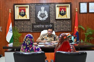 #SSP_अयोध्या द्वारा वरिष्ठ पुलिस अधीक्षक कार्यालय में जनता की समस्याओं को सुनकर यथा संभव मौके पर ही निस्तारित किया गया व शेष शिकायतों के त्वरित एवं गुणवत्ता पूर्ण निस्तारण सुनिश्चित करने हेतु संबंधित को निर्देशित किया जा रहा है। #UPPolice #ayodhyapolice https://t.co/5VAcwpMcHe