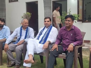 बहुजन समाज पार्टी से कुछ दिन पहले पार्टी से निष्कासित किए गए वरिष्ठ नेता सतवीर नागर की बसपा में जोरदार वापसी हो गई है। पार्टी ने उन पर दोबारा भरोसा जताते हुए उन्हें मेरठ मंडल प्रभारी की महत्वपूर्ण जिम्मेदारी सौंपी है।
बताया जा रहा है कि पार्टी नेतृत्व के साथ सभी गिले-शिकवे दूर हो गए हैं और लंबे समय से बसपा से जुड़े सतवीर नागर ने एक बार फिर संगठन को मजबूत करने का संकल्प लिया है। उनकी वापसी को पश्चिमी उत्तर प्रदेश की राजनीति में बसपा के लिए अहम माना जा रहा है, खासकर 2027 विधानसभा चुनाव की तैयारियों के बीच। अब देखना होगा कि नई जिम्मेदारी के साथ सतवीर नगर मेरठ मंडल में संगठन को कितना मजबूत कर पाते हैं।