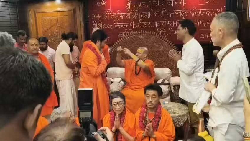 हरिद्वार में निरंजन पीठाधीश्वर आचार्य महामंडलेश्वर स्वामी कैलाशानंद गिरी से दीक्षा लेने के लिए जापान से 40 सदस्यीय प्रतिनिधिमंडल पहुंचा। जापान के पहले महामंडलेश्वर बालाकुंभ पुरी महाराज के नेतृत्व में आए दल के सदस्यों ने दीक्षा ग्रहण की। इस दौरान चार युवा संतों ने मंडलेश्वर बनने की इच्छा व्यक्त की, जिस पर स्वामी कैलाशानंद गिरी ने शुभ मुहूर्त में उन्हें मंडलेश्वर बनाने का निर्णय लिया। यह आयोजन भारतीय सनातन परंपरा के वैश्विक विस्तार और आध्यात्मिक जुड़ाव का प्रतीक माना जा रहा है।
#Haridwar #SanatanDharma #Japan #UttarakhandNews