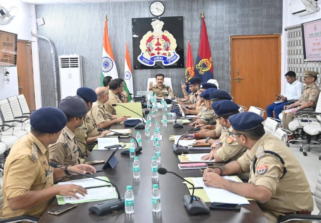 <nis:link nis:type=tag nis:id=cp_vns nis:value=CP_VNS nis:enabled=true nis:link/> @mhtagarwal ने राजपत्रित अधिकारियों की गोष्ठी कर समयबद्ध विवेचना, अपराध नियंत्रण, सक्रिय पुलिसिंग एवं आगामी श्रावण मास की तैयारियों की समीक्षा की तथा आवश्यक दिशा-निर्देश दिए ।
<nis:link nis:type=tag nis:id=uppolice nis:value=Uppolice nis:enabled=true nis:link/>
<nis:link nis:type=tag nis:id=policecommissioneratevaranasi nis:value=PoliceCommissionerateVaranasi nis:enabled=true nis:link/> https://t.co/jBhfE6llCp