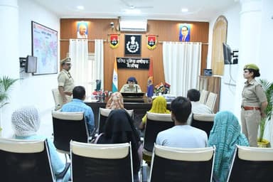 #Aligarh । #AligarhPolice
वरिष्ठ पुलिस अधीक्षक जनपद अलीगढ़, पुलिस अधीक्षक नगर व प्रभारी जनशिकायत प्रकोष्ठ द्वारा पुलिस कार्यालय पर जनसुनवाई कर कुल 104 शिकायतों को सुना गया।
वरिष्ठ पुलिस अधीक्षक अलीगढ़ द्वारा समस्त प्रार्थना पत्रों (शिकायतों) पर प्रभावी कार्यवाही हेतु सम्बन्धित को निर्देशित किया गया।
#UPPolice