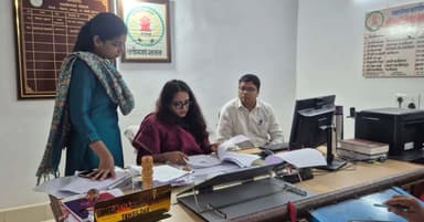 कलेक्टर श्रीमती तुलिका प्रजापति ने आज सुबह मोहला तहसील कार्यालय का औचक निरीक्षण कर राजस्व प्रकरणों, अभिलेखों के संधारण, कार्यालय व्यवस्था एवं आम नागरिकों को प्रदान की जा रही सेवाओं की विस्तृत समीक्षा की।
- राजस्व प्रकरणों का करें समयबद्ध निराकरण-कलेक्टर
- निर्माण कार्यों की प्रगति का लिया जायजा, आबंटित भूमि का भी किया स्थल निरीक्षण
#mmacdistrict_cg #chhattishgarh
