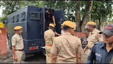जगन गुर्जर हत्याकांड में बड़ा अपडेट! मुख्य आरोपी विष्णु जाट उर्फ बौना गिरफ्तार अजमेर हाई सिक्योरिटी जेल में हुए चर्चित जगन गुर्जर हत्याकांड में बड़ा घटनाक्रम सामने आया है। पुलिस ने मुख्य आरोपी विष्णु जाट उर्फ बौना को प्रोडक्शन वारंट पर गिरफ्तार कर कड़ी सुरक्षा के बीच पूछताछ के लिए अपने कब्जे में लिया है। अब पुलिस रिमांड के दौरान हत्या के पीछे की पूरी साजिश, घटना के कारण और संभावित अन्य पहलुओं से पर्दा उठने की उम्मीद जताई जा रही है। क्या इस पूछताछ में सामने आएंगे हत्याकांड के बड़े राज? क्या इस मामले में और भी नाम सामने आएंगे? पूरे गुर्जर समाज की नजर अब पुलिस की जांच पर टिकी है। इस मामले से जुड़ी हर बड़ी और सटीक अपडेट के लिए हमारे पेज से जुड़े रहें। #जगन_गुर्जर #JaganGurjar #Ajmer #HighSecurityJail #Rajasthan