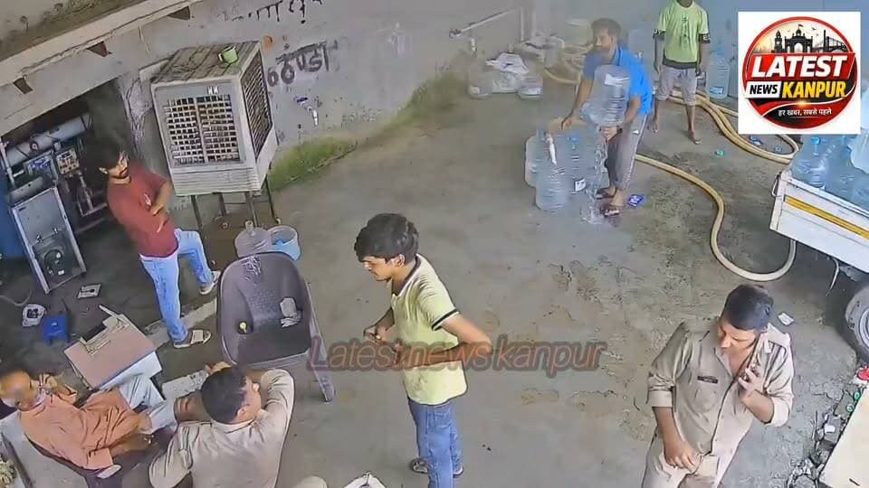 #नोएडा पुलिस को गुस्सा आया तो इस तरह युवक पर किया हमला
देश में पुलिस रिफार्म के तहत पुलिस को यह समझाना बहुत जरूरी है कि उन्हें मिली नौकरी किसी को कहीं भी मारने का लाइसेंस नहीं देता है।
#viralvideo