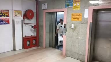🚨 सपा के वरिष्ठ नेता राजेंद्र चौधरी को हार्ट अटैक, अस्पताल में भर्ती
समाजवादी पार्टी के वरिष्ठ नेता एवं पूर्व मंत्री राजेंद्र चौधरी को दिल का दौरा पड़ने के बाद लखनऊ के सिविल अस्पताल में भर्ती कराया गया है।
सूचना मिलते ही सपा राष्ट्रीय अध्यक्ष अखिलेश यादव अस्पताल पहुंचे और उनका हालचाल जाना। उन्होंने डॉक्टरों से राजेंद्र चौधरी की स्वास्थ्य स्थिति की जानकारी ली तथा बेहतर इलाज सुनिश्चित करने के निर्देश दिए।
राजेंद्र चौधरी समाजवादी पार्टी की संस्थापक टीम के प्रमुख सदस्यों में रहे हैं। वे पूर्व मुख्यमंत्री मुलायम सिंह यादव के बेहद करीबी सहयोगी रहे और लंबे समय से पार्टी के महत्वपूर्ण नेताओं में शामिल हैं।
फिलहाल उनके स्वास्थ्य को लेकर आधिकारिक मेडिकल बुलेटिन का इंतजार है।
ईश्वर से उनके शीघ्र स्वस्थ होने की कामना।
#SamajwadiParty #AkhileshYadav #RajendraChaudhary #HeartAttack #Lucknow #PoliticsNews #Hospital
#UttarPradesh #यूपी #ViralNews #नॉनफॉलोवर्स #ViralVideo