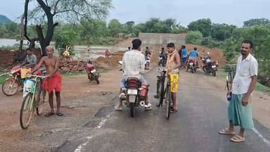 କୁଳିଆପାଲି ରାସ୍ତା ଉପରେ ପାଣି I ଯାତାୟାତ ଠପ
କଣ୍ଟାମାଲ ବ୍ଲକ କୁଳିଆପାଳି ରାସ୍ତା ଉପରେ ପାଣି I ଶଗଡା ରୁ କଣ୍ଟାମାଲ. ଯାତାୟାତ ଠପ