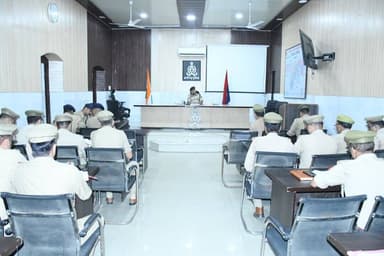 #AligarhPolice
#SSP_Aligarh द्वारा देर रात्रि नगर क्षेत्र के समस्त राजपत्रित अधिकारी एवं थाना प्रभारियों का अर्दली रूम कर लंबित विवेचनाओं की समीक्षा की गई ~
महोदय द्वारा विवेचनाओं के गुणवत्तापूर्ण एवं समयबद्ध निस्तारण, प्रभावी पैरवी तथा अभियुक्तों के विरुद्ध विधिक कार्रवाई सुनिश्चित करने हेतु संबंधित अधिकारियों को आवश्यक दिशा-निर्देश दिए गए।