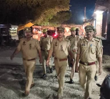 #AligarhPolice द्वारा अपराध नियंत्रण, कानून एवं सुरक्षा व्यवस्था के दृष्टिगत #पैदल_गस्त कर मुख्य मार्गों/चौराहों व संवेदनशील स्थानों पर संदिग्ध व्यक्ति एवं वाहनों की चेकिंग की गयी ।
#FootPatrolling
#UPPolice https://t.co/sNbj7VzUBU