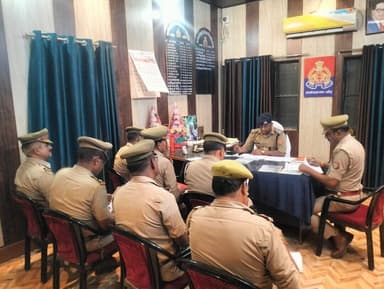 #Aligarh
क्षेत्राधिकारी इगलास द्वारा थाना मडराक के समस्त विवेचकों का अर्दली रूम कर लंबित विवेचनाओं की गहन समीक्षा की गई।
समीक्षा के दौरान प्रत्येक विवेचना की प्रगति का अवलोकन करते हुए गुणवत्तापूर्ण एवं समयबद्ध निस्तारण सुनिश्चित करने के निर्देश दिए गए।
साथ ही गंभीर एवं संवेदनशील प्रकरणों में प्रभावी विवेचना कर शीघ्र विधिक कार्यवाही करने हेतु निर्देशित किया गया।
#Aligarhpolice