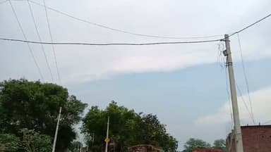फतेहपुर में टूटी पुलिया बनी जानलेवा, ग्रामीणों ने प्रशासन से लगाई गुहार
गढ़ा ग्राम पंचायत की मुख्य नहर पुलिया ध्वस्त, कई गांवों का आवागमन प्रभावित
स्कूली बच्चों, किसानों और बुजुर्गों की सुरक्षा पर मंडराया खतरा, मरम्मत की उठी मांग
✒️रिपोर्ट नाजिया परवीन
फतेहपुर (उत्तर प्रदेश) जनपद की गढ़ा ग्राम पंचायत स्थित नहर पर बनी मुख्य पुलिया लंबे समय से क्षतिग्रस्त होने के कारण स्थानीय लोगों के लिए गंभीर परेशानी का कारण बनी हुई है। ग्रामीणों का कहना है कि यह पुलिया कई गांवों को जोड़ने वाला प्रमुख संपर्क मार्ग है, लेकिन अब इसकी जर्जर स्थिति के कारण आवागमन जोखिमभरा हो गया है। ग्रामीणों ने संबंधित विभागों से शीघ्र मरम्मत कराने की मांग की है।
फतेहपुर जिले की गढ़ा ग्राम पंचायत में नहर पर स्थित काफ्टिहा पुल (स्थानीय नाम) की पुलिया लंबे समय से क्षतिग्रस्त होने के कारण क्षेत्रीय लोगों में भारी नाराजगी है। ग्रामीणों के अनुसार यह पुलिया गढ़ा (खास), अवधूतपुर, मैनापार, अर्जुनपुर, भौंवनापुर और नारौली सहित कई गांवों को जोड़ने वाला प्रमुख मार्ग है।
स्थानीय लोगों का कहना है कि पुलिया टूट जाने के कारण दोपहिया वाहन चालकों, पैदल राहगीरों, किसानों, स्कूली बच्चों और बुजुर्गों को प्रतिदिन जान जोखिम में डालकर आवागमन करना पड़ रहा है। ग्रामीणों का आरोप है कि कई लोग पहले भी यहां गिरकर घायल हो चुके हैं, लेकिन अब तक मरम्मत का कार्य शुरू नहीं किया गया।
ग्रामीणों ने यह भी बताया कि पुलिया पर रात के समय पर्याप्त प्रकाश व्यवस्था नहीं है, जिससे अंधेरे में दुर्घटना की आशंका और बढ़ जाती है। उनका कहना है कि यदि समय रहते पुलिया की मरम्मत नहीं कराई गई तो भविष्य में कोई बड़ा हादसा हो सकता है।
ग्रामीणों ने संबंधित लोक निर्माण विभाग (PWD) तथा सिंचाई विभाग से पुलिया का तत्काल निरीक्षण कर आवश्यक मरम्मत कराने और सुरक्षा के लिए चेतावनी संकेत एवं बैरिकेडिंग लगाने की मांग की है।
एनडी न्यूज़ इस संबंध में लगाए गए आरोपों और दावों की स्वतंत्र पुष्टि नहीं करता। संबंधित विभागों का पक्ष प्राप्त होने पर उसे भी प्रमुखता से प्रकाशित किया जाएगा।
ग्रामीण क्षेत्रों में सुरक्षित सड़क और पुल-पुलियों का रखरखाव जनसुरक्षा से जुड़ा महत्वपूर्ण विषय है। स्थानीय नागरिकों का कहना है कि समय पर मरम्मत होने से संभावित दुर्घटनाओं को रोका जा सकता है और हजारों लोगों को सुरक्षित आवागमन की सुविधा मिल सकती है। अब लोगों की निगाहें संबंधित विभागों की कार्रवाई पर टिकी हैं।
🟥 ND NEWS | दैनिक निष्पक्ष धारा की अपील
एनडी न्यूज़ संबंधित विभागों से अपील करता है कि पुलिया का तत्काल तकनीकी निरीक्षण कर आवश्यक मरम्मत कार्य शुरू कराया जाए। जब तक निर्माण कार्य पूरा न हो, तब तक बैरिकेडिंग, चेतावनी बोर्ड और रात्रिकालीन प्रकाश व्यवस्था सुनिश्चित की जाए। आम नागरिकों से भी अपील है कि क्षतिग्रस्त पुलिया से गुजरते समय विशेष सावधानी बरतें।
जनहित में सुझाव
पुलिया की तत्काल तकनीकी जांच कराई जाए।
क्षतिग्रस्त हिस्से की शीघ्र मरम्मत एवं पुनर्निर्माण कराया जाए।
रात्रि में प्रकाश व्यवस्था और चेतावनी संकेत लगाए जाएं।
निर्माण पूरा होने तक बैरिकेडिंग कर सुरक्षित आवागमन की व्यवस्था की जाए।
ग्रामीण किसी भी दुर्घटना या खतरे की सूचना तुरंत संबंधित विभाग को दें।
👇👇👇
#NDNews #दैनिकनिष्पक्षधारा #Fatehpur #Garha #PWD #IrrigationDepartment #BridgeSafety #RoadSafety #PublicSafety #UPNews #BreakingNews
👇👇
@dgpup
@RSSorg
@UPGovt
@wpl1090
@RSSgeet
@Uppolice
@MIB_India
@PMOIndia
@HMOIndia
@abmanglik
@VHPDigital
@igrangealld
@myogioffice
@InfoDeptUP
@dmfatehpur
@sdmsadarftp
@CMOfficeUP
@CMOUP_RC
@UPPRD1948
@ChiefSecyUP
@ChiefSecyUP
@MahantYogiG
@FatehpurSdm
@fatehpurpolice
@BajrangDalOrg
@rashtrapatibhvn
@UPMahilaKalyan
@112UttarPradesh
@myogiadityanath
@CommissionerPrg
@ADGZonPrayagraj
@UPPWD
@UPIrrigation
👇👇
स्थानीय नागरिकों के अनुसार शिकायतकर्ता
रवि सोनकर, गेदलाल, कुलदीप सोनकर, सेवा लाल, पंचराम सोनकर एवं नाथूराम।
👇👇
🟥 ND NEWS | दैनिक निष्पक्ष धारा
मुख्य संपादक / संस्थापक: राजन सिंह हाड़ा
सह-संपादक: शालिनी सिंह भदौरिया
✒️ रिपोर्ट: नाजिया परवीन
📍 कार्यालय-3: U158, हीरा स्वीट्स के पास, विकास मार्ग, लक्ष्मी नगर, पूर्वी दिल्ली, पिन कोड – 110092 (NCR)
📍 कार्यालय-2: विधानसभा रोड, बर्लिंगटन चौराहा, लखनऊ – 226001 (UP)
📍 कार्यालय-1: 1/1 अटल बिहारी चौराहा, नियर बर्मा चौराहा, फतेहपुर – 212601 (UP)
📅 दिनांक: 03 जुलाई 2026
📆 दिन: शुक्रवार
📧 Email: ndnewschannel@gmail.com
📞 मोबाइल: 9696119696
