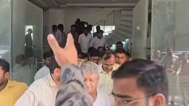 #अयोध्या मानकों की निगरानी करने वाले एडीए कार्यालय की सीढ़ियां ही ढहीं, बड़ा हादसा टला,विधायक और महापौर समेत कई लोग बाल-बाल बचे,अयोध्या में उस समय बड़ा हादसा टल गया, जब विकास प्राधिकरण (एडीए) कार्यालय की सीढ़ियां अचानक भरभराकर टूट गईं। घटना के वक्त नगर विधायक और महापौर कोचिंग व लाइब्रेरी संचालकों के साथ बैठक में मौजूद थे। बैठक समाप्त होने के कुछ ही देर बाद सीढ़ियां ढहने से कार्यालय परिसर में अफरा-तफरी मच गई। राहत की बात रही कि इस हादसे में कोई घायल नहीं हुआ। निर्माण मानकों की निगरानी करने वाले प्राधिकरण के अपने ही भवन में हुई इस घटना ने भवन की गुणवत्ता और निर्माण कार्यों पर गंभीर सवाल खड़े कर दिए हैं।
#Ayodhya
#BreakingNews
#ViralNews
#Infrastructure
#IndiaNews
#ADA