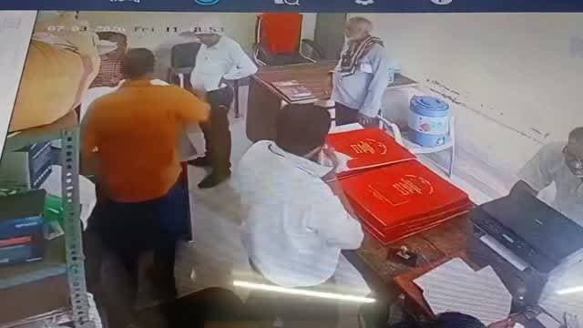 महाराजपुर नगर पालिका में विवाद का CCTV वीडियो वायरल
Maharajpur स्थित Maharajpur Nagar Palika में कर्मचारियों और एक व्यक्ति के बीच विवाद का कथित CCTV वीडियो सोशल मीडिया पर तेजी से वायरल हो रहा है।
प्राप्त जानकारी के अनुसार, नगर पालिका कार्यालय में किसी कार्य को लेकर कहासुनी हुई, जिसके बाद मामला बढ़ गया। वायरल वीडियो में दो पक्षों के बीच विवाद और हाथापाई जैसी स्थिति दिखाई दे रही है।
हालांकि, घटना के संबंध में आधिकारिक बयान या पुलिस जांच की पुष्टि का इंतजार है। मामले की वास्तविक परिस्थितियां जांच के बाद ही स्पष्ट हो सकेंगी।
#Maharajpur #Chhatarpur #CCTVVideo #ViralVideo #MadhyaPradesh LocalNews BreakingNews