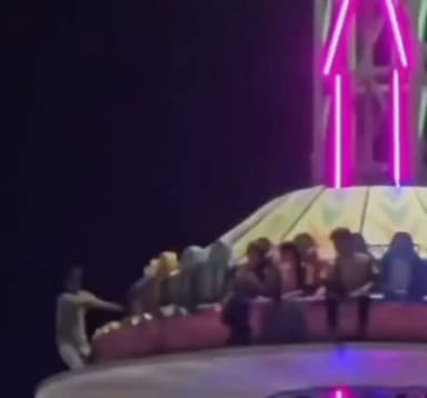 गल्ला मंडी के पास लगी नुमाइश में युवक का जानलेवा स्टंट
60 फीट ऊंचे झूले पर फिल्मी अंदाज में स्टंट,लोगों की थमी सांसें
मौत को दावत देते युवक का स्टंट लोगों ने मोबाइल में किया कैद@
सोशल मीडिया पर तेजी से वायरल हो रहा स्टंट का वीडियो
प्रशासन और आयोजकों की सुरक्षा व्यवस्था पर उठे गंभीर सवाल
कभी भी हो सकता हादसा, खतरनाक स्टंट से रोकने की मांग
नगर क्षेत्र में ग़ल्ला मंडी के पास लगी नुमाइश का मामला
#GondaNews
#GondaBreaking
#DangerousStunt
#ViralVideo
#PublicSafety