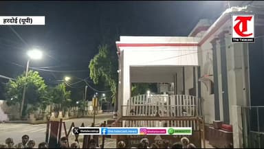 चकबंदी में भ्रष्टाचार के आरोपों पर किसानों का कलेक्ट्रेट में अनिश्चितकालीन धरना प्रदर्शन
.
मुख्यमंत्री को भेजे शिकायत पत्र में गंभीर आरोप, कार्रवाई न होने तक आंदोलन जारी रखने का ऐलान
.
#हरदोई। तहसील सवायजपुर के परगना कटियारी स्थित ग्राम मुर्वा शाहबुद्दीनपुर के किसान चकबंदी प्रक्रिया में कथित अनियमितताओं और भ्रष्टाचार के आरोपों को लेकर जिलाधिकारी कार्यालय पर अनिश्चितकालीन धरने पर बैठ गए हैं। किसानों का कहना है कि जब तक उनकी मांगों पर कार्रवाई नहीं होगी और पूरे मामले की निष्पक्ष जांच नहीं कराई जाएगी, तब तक धरना जारी रहेगा।
धरनारत किसानों ने मुख्यमंत्री को संबोधित एक शिकायती पत्र भी भेजा है, जिसमें चकबंदी अधिकारियों और कर्मचारियों पर गंभीर आरोप लगाए गए हैं। किसानों का कहना है कि गांव की अधिकांश भूमि गंगा और रामगंगा नदियों के बीच स्थित है तथा कटान प्रभावित क्षेत्र होने के बावजूद चक निर्धारण में इस स्थिति की अनदेखी की गई।
शिकायत पत्र में आरोप लगाया गया है कि कुछ लोगों से कथित लेन-देन कर मनमाने ढंग से भूमि आवंटित की गई, जबकि गरीब और असहाय किसानों की आपत्तियों को नजरअंदाज कर दिया गया। किसानों का यह भी आरोप है कि सर्वे के दौरान बोरिंग, पेड़, कुएं सहित अन्य स्थायी परिसंपत्तियों का सही विवरण दर्ज नहीं किया गया तथा कई किसानों की भूमि नाप में कम कर दी गई।
किसानों के अनुसार मुख्य सड़क किनारे स्थित कुछ लोगों की आवासीय भूमि को चकबंदी से बाहर कर दिया गया, जबकि अन्य लोगों के साथ ऐसा नहीं किया गया। इसके अलावा कम मालियत वाली जमीन को अधिक मालियत दर्शाकर कुछ लोगों को लाभ पहुंचाने और कम जमीन वाले किसानों के बड़े-बड़े चक बनाने जैसे आरोप भी लगाए गए हैं। वहीं कुछ किसानों को नदी कटान क्षेत्र में चक आवंटित किए जाने की शिकायत भी की गई है।
धरनारत किसानों ने मांग की है कि पूरे प्रकरण की उच्चस्तरीय एवं निष्पक्ष जांच कराई जाए, दोषी अधिकारियों और कर्मचारियों के खिलाफ सख्त कार्रवाई की जाए तथा प्रभावित किसानों को न्याय दिलाया जाए। किसानों का कहना है कि यदि उनकी मांगों की अनदेखी की गई तो आंदोलन को और व्यापक किया जाएगा। उन्होंने चेतावनी दी है कि किसी भी अप्रिय स्थिति की जिम्मेदारी प्रशासन की होगी।
#TheTelecast