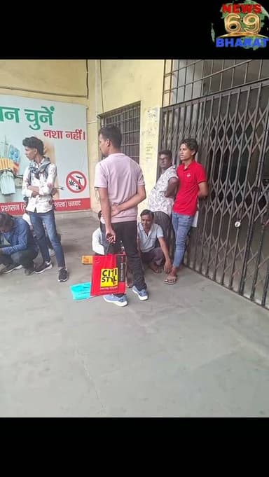 ड्राइविंग लाइसेंस बनवाने के लिए गोविंदपुर प्रखंड कार्यालय के बाहर सुबह से ही कतार में लगे हैं लोग।
#driving #hilights #public #reals #dhanbad
