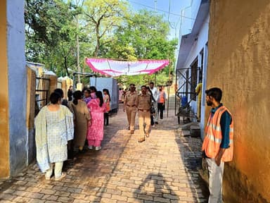#S#LalitpurPolicePLalitpur @IPSMdMustaque के निर्देशन में #Addl_SP @kaloosingh द्वारा प्रचलित उत्तर प्रदेश शिक्षक पात्रता परीक्षा (UPTET)-2026 को सकुशल एवं शान्तिपूर्ण ढंग से संपन्न कराए जाने हेतु सभी परीक्षा केन्द्रों पर भ्रमणशील रहकर सुरक्षा व्यवस्था का जायजा लिया गया एवं ड्यूटी पर तैनात पुलिस बल को आवश्यक दिशा-निर्देश दिए गए।