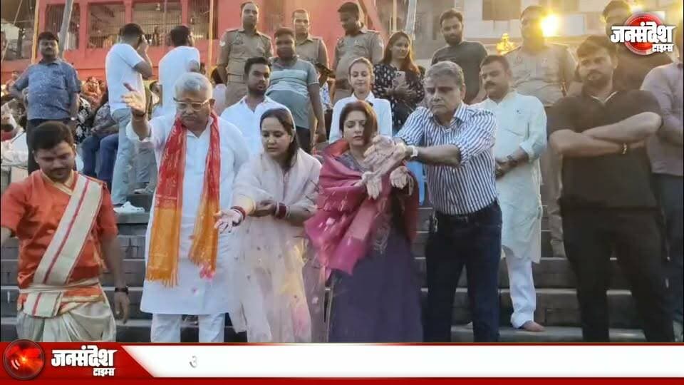 अभिनेत्री भाग्यश्री ने दशाश्वमेध घाट पर की मां गंगा की आरती, काशी की आध्यात्मिक आभा से हुईं अभिभूत.. #Bhagyashree #DashashwamedhGhat #GangaAarti #Kashi #Varanasi #MaaGanga #SpiritualVaranasi #KashiVishwanath #GangaAartiVaranasi #GangotriSevaSamiti #CelebrityInKashi #BollywoodInBanaras #BanarasNews #VaranasiNews #AadhyatmikKashi #GangaMahima #KashiDarshan #VaranasiTourism #SanatanDharma #UPNews #PurvanchalNews #KashiKiAabha #Bhakti #VaranasiGhat #GangaKeKinare #CelebrityNews #SpiritualTour #KashiUpdate #BanarasKiShan #MaaGangaKiJai