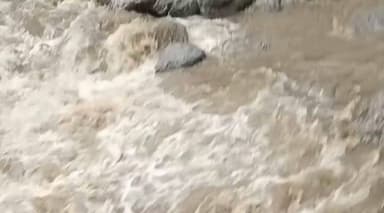 पालमपुर फायर ब्रिगेड का रेस्क्यू ऑपरेशन सफल, जालंधर से आए पर्यटक दंपति को nugal खड्ड से सुरक्षित निकाला
बहरी राज्य से घूमने आए दंपति के खड्ड में फंसने की सूचना मिलते ही फायर ब्रिगेड ने त्वरित कार्रवाई कर बचाई जान।
हिमाचल प्रदेश के पालमपुर में फायर ब्रिगेड की टीम ने साहस और तत्परता का परिचय देते हुए नगल खड्ड में फंसे एक पर्यटक दंपति का सफल रेस्क्यू किया। प्राप्त जानकारी के अनुसार, दंपति पंजाब के जालंधर से घूमने के लिए पालमपुर आया था। किसी कारणवश दोनों नगल खड्ड में फंस गए, जिसके बाद सूचना मिलते ही फायर ब्रिगेड की टीम मौके पर पहुंची और सुरक्षित रेस्क्यू कर दोनों को बाहर निकाल लिया। समय पर की गई इस कार्रवाई से एक बड़ा हादसा टल गया#Palampur #FireBrigade #RescueOperation #HimachalPradesh #TouristRescue #Jalandhar #BreakingNews #HimachalNews #EmergencyResponse #SafeRescue #LatestNews #84TV