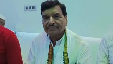 #समाजवादी पार्टी के राष्ट्रीय #महासचिव शिवपाल सिंह #यादव ने करहल में एक प्रेस कॉन्फ्रेंस को #संबोधित करते हुए कहा कि #भाजपा सरकार में अपराध और भ्रष्टाचार चरम पर है। राम मंदिर में चोरी की घटना इसका ताजा उदाहरण है। उन्होंने कहा कि भाजपा सरकार में आम जनता सुरक्षित नहीं है। उन्होंने दावा किया कि 2027 में समाजवादी पार्टी के राष्ट्रीय अध्यक्ष अखिलेश यादव के नेतृत्व में सरकार बनने पर ही प्रदेश में अमन और चैन लौटेगा। इस दौरान उन्होंने पार्टी के पदाधिकारियों के घर जाकर उनका हाल-चाल जाना और समाजवादी पार्टी के जिला सचिव जीवन यादव के जल्द स्वस्थ होने की कामना की।