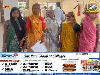 50 साल से रह रहे गरीब परिवारों पर बेघर होने का संकट, प्रशासन से लगाई न्याय की गुहार
मुरैना के सबलगढ़ तहसील के ग्राम देवपुर में 50 साल से रह रहे कई गरीब परिवारों पर बेघर होने का संकट मंडरा रहा है। परिवारों का आरोप है कि उनकी झोपड़ियां हटाई जा रही हैं, जबकि उन्हें अब तक कोई वैकल्पिक आवास नहीं दिया गया। पीड़ितों ने प्रशासन से न्याय की गुहार लगाते हुए चेतावनी दी है कि आठ दिनों में समाधान नहीं हुआ तो वे भूख हड़ताल और धरना-प्रदर्शन करेंगे। वहीं जिला पंचायत सीईओ ने मामले की जांच कर नियमानुसार कार्रवाई का भरोसा दिया है।
#मुरैना #सबलगढ़ #देवपुर #पूंछरी #मध्यप्रदेश #गरीबपरिवार #आवाससंकट #बेघर #न्यायकीगुहार #प्रशासन #धरनाप्रदर्शन #ग्रामीणसमाचार #MPNews #Sabalgarh #BreakingNews #HousingRights #LatestNews