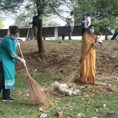 कलेक्टर श्रीमती रेना जमील ने सूरजपुर के चम्बोथी तालाब में जनप्रतिनिधियों, नगर पालिका अमले और नागरिकों के साथ श्रमदान कर स्वच्छता का संदेश दिया। अभियान के दौरान तालाब परिसर की साफ-सफाई की गई तथा नगर को स्वच्छ, सुंदर और व्यवस्थित बनाए रखने के लिए नागरिकों से सहभागिता की अपील की गई। कलेक्टर ने तालाब परिसर के सौंदर्यीकरण, नियमित सफाई और पौधरोपण के निर्देश दिए। साथ ही सार्वजनिक स्थलों पर गंदगी फैलाने वालों को पहले समझाइश देने तथा उसके बाद भी सुधार न होने पर जुर्माना और निगरानी की व्यवस्था सुनिश्चित करने के निर्देश भी दिए गए।
#SwachhSurajpur #ChambothiTalab #Shramdaan #SwachhtaAbhiyan