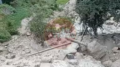 चमोली: भारी बारिश से पगनो गांव में मलबा घुसा, दो बुजुर्गों को ग्रामीणों ने सुरक्षित निकाला
जोशीमठ क्षेत्र के पगनो गांव में लगातार हो रही भारी बारिश के चलते मलबा आवासीय क्षेत्र में घुस गया। इस दौरान दो बुजुर्ग अपने घर में मलबे के बीच फंस गए।
#Joshimath #Chamoli #HeavyRain #Landslide