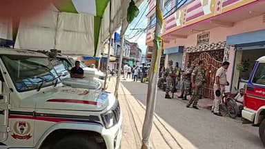 धनबाद, वासेपुर कमर मखदूमी रोड स्थित गैंगस्टर भगोड़ा अपराधी प्रिंस खान के आवास पर धनबाद पुलिस का बुलडोजर करवाई, देखिए 99 न्यूज पर लाइव
