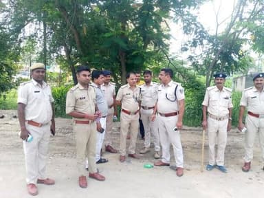 सीतामढ़ी: पुलिस अधीक्षक के निर्देशानुसार माननीय सर्वोच्च न्यायालय के निर्देशों के अनुपालन हेतु राष्ट्रीय राजमार्ग पर अवैध रूप से खड़े वाहनों एवं अतिक्रमण के विरुद्ध परिवहन विभाग एवं यातायात थाना द्वारा संयुक्त रूप से विशेष अभियान चलाया गया।
अभियान के दौरान राष्ट्रीय राजमार्ग पर अवैध रूप से खड़े वाहनों के विरुद्ध विधिसम्मत चालान की कार्रवाई की गई तथा सड़क को अतिक्रमण मुक्त कराया गया। इस कार्रवाई का उद्देश्य यातायात को सुरक्षित, सुचारु एवं बाधारहित बनाए रखना तथा सड़क दुर्घटनाओं की संभावनाओं को कम करना है।
जिला पुलिस आमजन एवं वाहन चालकों से अपील करती है कि कि वे राष्ट्रीय राजमार्ग पर किसी भी प्रकार का अवैध पार्किंग या अतिक्रमण न करें तथा यातायात नियमों का पालन कर सुरक्षित यातायात व्यवस्था बनाए रखने में सहयोग करें।
#sitamarhi #trendingpost #SitamarhiNews #fbpost #PoliceAction #police #viral #fb
Bihar Police Sitamarhi Police Awnish Kumar