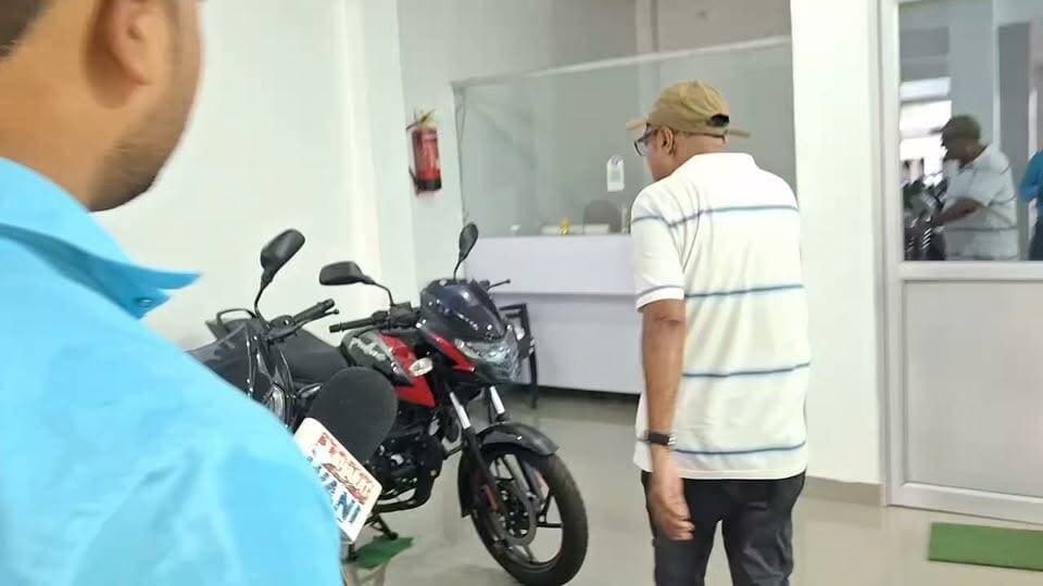 तिरुपति बालाजी बजाज, छौराही से बाइक खरीदने से पहले यह बात जरूर जान लें! 🏍️
अगर कोई आपको बाइक के साथ महंगे गिफ्ट, विदेश यात्रा या नकद इनाम का लालच देकर खरीदारी के लिए कह रहा है, तो पहले पूरी जानकारी और सभी शर्तें ध्यान से जांच लें। बिना पुष्टि किए किसी भी ऑफर पर भरोसा न करें।
सही जानकारी ही आपको गलत फैसले और संभावित ठगी से बचा सकती है।
वीडियो देखें और खुद तय करें कि सच्चाई क्या है।
#TirupatiBalajiBajaj #Chaurahi #BikeOffer #BikeScamAlert #ConsumerAwareness #Bajaj #BiharNews #ViralVideo #FraudAlert #TruthBehindOffer #Begusarai #BikeBuyingTips