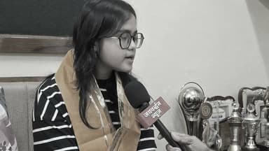 Laxmipath Singhania School की CA फाउंडेशन में चयनित छात्राओं की प्रेरक कहानी
.
#CAFoundation #SuccessStory #LPSchool #JaivardhanNews
राजसमंद के जेके ग्राम स्थित लक्ष्मीपत सिंघानिया स्कूल की छात्राओं जिया जैन और ख्वाहिश सेन ने सीए फाउंडेशन परीक्षा प्रथम प्रयास (First Attempt) में ही उत्तीर्ण कर विद्यालय का नाम रोशन किया है। दोनों छात्राओं की इस उल्लेखनीय उपलब्धि पर विद्यालय में उनका सम्मान किया गया। स्कूल के प्राचार्य संजय अभिषेक ने जिया जैन और ख्वाहिश सेन का पगड़ी एवं इकलाई पहनाकर अभिनंदन किया तथा उनके उज्ज्वल भविष्य की कामना की। विद्यालय प्रबंधन ने दोनों छात्राओं की मेहनत, लगन और समर्पण की सराहना करते हुए कहा कि उनकी सफलता अन्य विद्यार्थियों के लिए प्रेरणा का स्रोत बनेगी।