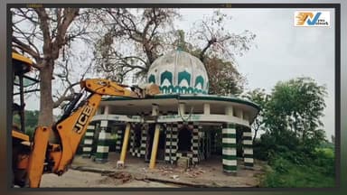 🚨जसपुर में फिर गरजा बुलडोजर, अवैध मजार ध्वस्त, 5 बीघा सरकारी जमीन अतिक्रमण से मुक्त, भारी पुलिस फोर्स की मौजूदगी में प्रशासन की बड़ी कार्रवाई।
#Jaspur #Uttarakhand #BulldozerAction #Encroachment #GovernmentLand #UdhamSinghNagar #PushkarSinghDhami #BreakingNews #HindiNews #NewsUpdate