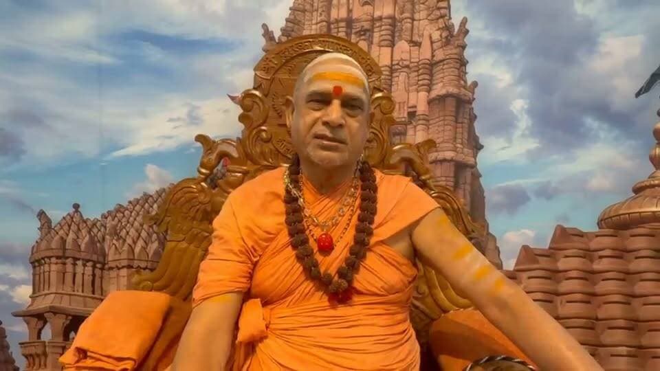 🛕 राममंदिर प्रकरण एवं मंदिर व्यवस्था पर जगद्गुरु शंकराचार्य स्वामी श्री सदानन्द सरस्वती जी महाराज का स्पष्टीकरण
श्री शंकराचार्य नगर, कैलाशधाम (खेड़ा, गुजरात) में पश्चिमाम्नाय श्रीद्वारकाशारदापीठाधीश्वर, अनन्तश्रीविभूषित जगद्गुरु शंकराचार्य स्वामी श्री सदानन्द सरस्वती जी महाराज ने राममंदिर प्रकरण एवं मंदिर व्यवस्था से जुड़े विभिन्न विषयों पर अपना स्पष्टीकरण प्रस्तुत किया।
उन्होंने अपने संबोधन में सनातन परंपरा, धार्मिक मर्यादाओं तथा मंदिर व्यवस्था से जुड़े विभिन्न पहलुओं पर अपने विचार व्यक्त किए। श्रद्धालुओं एवं धर्मप्रेमियों ने उनके वक्तव्य को गंभीरता से सुना।
✍️ कैलाश गुप्ता
नई दुनिया
📱 मो. 9329446506
#राममंदिर #अयोध्या #RamMandir #Ayodhya #जगद्गुरु #शंकराचार्य #सदानन्दसरस्वती #सनातन #हिंदूधर्म #द्वारका #गुजरात #Naidunia #KailashGupta #नईदुनिया #नरसिंहपुर
गोटेगांव विधानसभा Mahendra Nagesh CM Madhya Pradesh Nagar Palika Parishad Gotegaon Narsinghpurnews.com Raghunath Rai Gotegaon Vidhansabha Narsinghpur Police Kanchhedi Patel