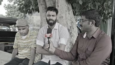 कभी था स्वच्छता का मॉडल, अब देलवाड़ा में हर तरफ गंदगी! आखिर कौन जिम्मेदार?
.
कभी पूरे जिले के लिए स्वच्छता की मिसाल मानी जाने वाली देलवाड़ा ग्राम पंचायत आज खुद गंदगी की गंभीर समस्या से जूझ रही है। एक समय ऐसा था जब इस पंचायत को उत्कृष्ट स्वच्छता के लिए सम्मानित किया गया था और अन्य ग्राम पंचायतों को यहां की व्यवस्थाओं से सीख लेने की सलाह दी जाती थी। लेकिन वर्तमान में हालात पूरी तरह बदल चुके हैं। पंचायत क्षेत्र में जगह-जगह कचरे के ढेर लगे हैं, नालियां गंदगी से अटी पड़ी हैं और कई स्थानों पर नियमित सफाई के अभाव में बदबू व अस्वच्छता का माहौल बना हुआ है। स्थानीय लोगों का कहना है कि स्वच्छता व्यवस्था पहले जैसी नहीं रही, जिससे आमजन को परेशानी का सामना करना पड़ रहा है। वहीं, देलवाड़ा पंचायत के प्रशासक मांगीलाल कटारिया का कहना है कि पंचायत क्षेत्र में नियमित रूप से सफाई करवाई जा रही है और स्वच्छता व्यवस्था बनाए रखने के लिए लगातार प्रयास किए जा रहे हैं।
#Rajsamandnews #Delwara #SwachhBharat #JaivardhanNews