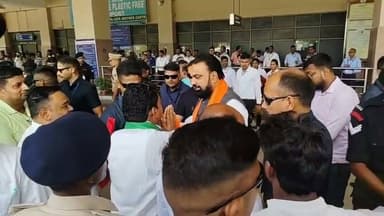 गया पहुंचे मुख्यमंत्री सम्राट चौधरी, नए आपराधिक विधियों पर राज्यस्तरीय कार्यक्रम में लेंगे भाग; शहर में विशेष ट्रैफिक व्यवस्था लागू
#Gaya #BodhGaya #SamratChaudhary #Bihar #NewCriminalLaws #VVIPMovement #TrafficAdvisory #BJP #GayaAirport #BiharNews #गया #बोधगया #सम्राट_चौधरी #बिहार #नए_आपराधिक_कानून #यातायात_व्यवस्था #वीवीआईपी_मूवमेंट #बिहार_समाचार