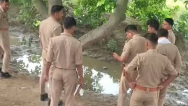 #etah #एटा: कोतवाली देहात क्षेत्र में सरदार गैस एजेंसी गोदाम के पास सड़क किनारे एक व्यक्ति का शव संदिग्ध परिस्थितियों में मिलने से इलाके में हड़कंप मच गया। स्थानीय लोगों की सूचना पर पहुंची पुलिस ने शव को कब्जे में लेकर पोस्टमार्टम के लिए भेज दिया है। पुलिस मामले की जांच में जुटी है और मौत के कारणों का पता लगाया जा रहा है।
#Etah #EtahNews #BreakingNews #UPNews #CrimeNews #PoliceInvestigation #ViralNews #HindiNews #BudaunTalks #उत्तरप्रदेश