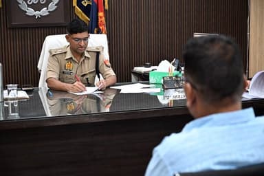 #SPLalitpur @IPSMdMustaque द्वारा पुलिस अधीक्षक कार्यालय में #जनसुनवाई की गई।
➡️जनसुनवाई के दौरान फरियादियों की शिकायतों/समस्याओं को गंभीरता से सुना गया तथा उनके त्वरित एवं गुणवत्तापूर्ण निस्तारण करने हेतु सम्बन्धित को आवश्यक निर्देश दिए गए। https://t.co/uQjtzll2Au
