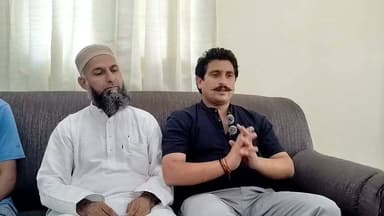 चम्बा की शान 'सलूणी सफेद मक्का' को मिला GI टैग, संगठन ने जताई खुशी; किसानों से पारंपरिक सफेद मक्का की अधिक से अधिक बिजाई की अपील
सलूणी (चम्बा): चम्बा जिले की प्रसिद्ध एवं पारंपरिक सलूणी सफेद मक्का को भौगोलिक संकेत (GI) टैग मिलने पर पूरे क्षेत्र में खुशी की लहर है। इस ऐतिहासिक उपलब्धि पर सफेद मक्का संगठन के प्रधान याकूब मागरा और सचिव कृष्ण पंडित ने हर्ष व्यक्त करते हुए इसे क्षेत्र के किसानों और स्थानीय समुदाय की वर्षों की मेहनत का सम्मान बताया।
संगठन के प्रधान याकूब मागरा ने कहा कि सलूणी सफेद मक्का को GI टैग मिलना पूरे क्षेत्र के लिए गौरव का विषय है। उन्होंने कहा कि यह केवल एक टैग नहीं, बल्कि पूर्वजों द्वारा संरक्षित पारंपरिक बीजों और किसानों की मेहनत को राष्ट्रीय एवं अंतरराष्ट्रीय स्तर पर मिली पहचान है। इससे उत्पाद की प्रामाणिकता सुरक्षित होगी, बिचौलियों की भूमिका कम होगी और किसानों को बेहतर दाम मिलने की संभावना बढ़ेगी।
वहीं सलूणी श्वेत मक्का संगठन के प्रधान याक़ूब मागरा, सचिव कृष्ण पंडित आदि जानकारी देते हुऐ।
सलूणी ब्लॉक के सभी किसान भाइयों और बहनों से अपील करते हुए कहा कि GI टैग मिलने से अब सलूणी सफेद मक्का की पहचान वैश्विक बाजार तक पहुंचेगी। उन्होंने किसानों से इस सीजन में अधिक से अधिक क्षेत्र में पारंपरिक सफेद मक्का की बिजाई करने का आग्रह किया। साथ ही आश्वस्त किया कि संगठन किसानों को उन्नत एवं पारंपरिक बीज तथा हरसंभव सहयोग उपलब्ध कराने के लिए प्रतिबद्ध है।
उल्लेखनीय है कि हिमाचल प्रदेश के जिन 8 पारंपरिक उत्पादों को GI टैग प्राप्त हुआ है, उनमें सलूणी सफेद मक्का भी शामिल है। ऊंचाई वाले ठंडे क्षेत्रों में पारंपरिक तरीके से उगाई जाने वाली इस मक्का के दाने सफेद, बड़े, मुलायम और स्वादिष्ट होते हैं, जिनका स्थानीय खान-पान और संस्कृति में विशेष महत्व है। GI टैग मिलने से अब इस अनूठे उत्पाद की पहचान और प्रामाणिकता राष्ट्रीय ही नहीं, बल्कि अंतरराष्ट्रीय स्तर पर भी सुरक्षित हो गई है।
— सुनील पहाड़ी | पहाड़ी न्यूज़
#SalooniWhiteMaize #GITag #Chamba #HimachalPradesh #Salooni #WhiteMaize #Farmers #PahadiNews #Agriculture #TraditionalCrops