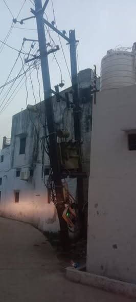 कुम्हेर के गुदड़ी मोहल्ला में क्षतिग्रस्त पोल एवं बारिस के मौसम में नीचे तक लटकते बिजली के तार,,,,
