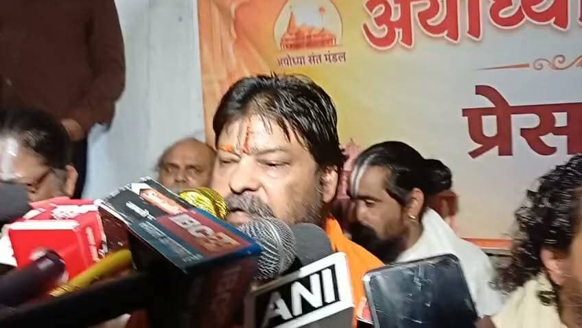 अयोध्या राम मंदिर दान विवाद: संतों ने चंपत राय के समर्थन में खोला मोर्चा, SIT जांच पूरी होने तक इस्तीफा न लेने की मांग,अयोध्या। राम मंदिर दान प्रकरण को लेकर अयोध्या के संतों ने हजारा मंदिर में बैठक कर राम मंदिर ट्रस्ट के महासचिव चंपत राय के समर्थन में आवाज बुलंद की। संतों ने कहा कि एसआईटी जांच पूरी होने से पहले किसी भी निष्कर्ष पर पहुंचना उचित नहीं है और चंपत राय का इस्तीफा स्वीकार नहीं किया जाना चाहिए। साथ ही ट्रस्ट के आय-व्यय को सार्वजनिक करने की मांग करते हुए रामभक्तों से अफवाहों से बचने और जांच पूरी होने तक धैर्य बनाए रखने की अपील की।
#RamMandir #Ayodhya #ChampatRai #RamMandirTrust #BreakingNews #UttarPradesh #SITInvestigation #TrendingNews
