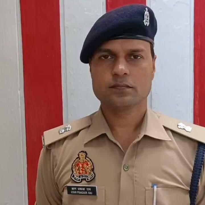 फतेहपुर में संदिग्ध हालात में ई-रिक्शा चालक का शव मिलने से सनसनी
शव मिला, लेकिन ई-रिक्शा गायब; हत्या, लूट या सड़क हादसा? जांच में जुटी पुलिस
परिजनों ने जताई आशंका, पुलिस बोली—हर पहलू से की जा रही जांच
✒️रिपोर्ट:- सहयोगी शिवा गुप्ता के साथ राहुल गुप्ता की रिपोर्ट
फतेहपुर (उत्तर प्रदेश) जिले में एक ई-रिक्शा चालक का शव संदिग्ध परिस्थितियों में मिलने से क्षेत्र में सनसनी फैल गई है। मृतक रोज़ की तरह घर से ई-रिक्शा लेकर निकला था, लेकिन वापस नहीं लौटा। अगले दिन उसका शव सड़क किनारे मिला, जबकि उसका ई-रिक्शा गायब बताया जा रहा है। पुलिस प्रारंभिक तौर पर हिट एंड रन की आशंका जता रही है, वहीं परिजन लूट या अन्य आपराधिक घटना की संभावना से इनकार नहीं कर रहे हैं। फिलहाल मामले की जांच जारी है।
फतेहपुर जनपद के दिहुली निवासी कामता, जो ई-रिक्शा चलाकर अपने परिवार का भरण-पोषण करते थे, संदिग्ध परिस्थितियों में मृत पाए गए। घटना के बाद पूरे इलाके में शोक और सनसनी का माहौल है।
परिजनों के अनुसार, कामता रोज़ की तरह ई-रिक्शा लेकर घर से निकले थे और देर शाम तक लौट आते थे। लेकिन इस बार रात भर उनके घर न लौटने पर परिवार के लोग चिंतित हो गए और रिश्तेदारों के साथ उनकी तलाश शुरू कर दी।
मृतक की बहन ने बताया कि भाई की खोजबीन के दौरान वह फतेहपुर से दिहुली तक कई स्थानों पर गई, लेकिन कोई जानकारी नहीं मिली। वापस लौटते समय शगुन ढाबा के पास सड़क किनारे एक शव दिखाई दिया। शक होने पर पुलिस को सूचना दी गई। मौके पर पहुंची पुलिस ने शव की पहचान कामता के रूप में कराई।
घटना का सबसे रहस्यमय पहलू यह है कि मृतक का ई-रिक्शा घटनास्थल से गायब बताया जा रहा है। परिजनों का कहना है कि यदि यह केवल सड़क दुर्घटना होती, तो ई-रिक्शा भी मौके पर होना चाहिए था। इसी आधार पर उन्होंने लूट या अन्य आपराधिक घटना की आशंका जताई है।
वहीं पुलिस का कहना है कि प्रारंभिक जांच में हिट एंड रन की संभावना से भी इनकार नहीं किया जा सकता। पुलिस ने शव को पोस्टमार्टम के लिए भेज दिया है और घटनास्थल के आसपास लगे सीसीटीवी कैमरों की फुटेज, तकनीकी साक्ष्यों तथा अन्य परिस्थितिजन्य तथ्यों की जांच की जा रही है।
पुलिस अधिकारियों के अनुसार, पोस्टमार्टम रिपोर्ट, फोरेंसिक साक्ष्य और जांच के निष्कर्ष आने के बाद ही मौत के वास्तविक कारण स्पष्ट हो सकेंगे। फिलहाल किसी भी संभावना को खारिज नहीं किया गया है।
यह मामला कई महत्वपूर्ण सवाल खड़े करता है। क्या यह महज़ सड़क दुर्घटना थी, या फिर इसके पीछे कोई आपराधिक साजिश है? पुलिस का कहना है कि जांच निष्पक्ष और सभी पहलुओं को ध्यान में रखकर की जा रही है। अंतिम निष्कर्ष उपलब्ध साक्ष्यों और पोस्टमार्टम रिपोर्ट के आधार पर ही सामने आएगा।
🟥 एनडी न्यूज़ संबंधित पुलिस प्रशासन से अपील करता है कि मामले की निष्पक्ष, त्वरित और वैज्ञानिक जांच कर सच्चाई को जल्द सामने लाया जाए। यदि यह लूट या हत्या का मामला है तो दोषियों को शीघ्र गिरफ्तार कर कानून के अनुसार कठोर कार्रवाई की जाए। आम नागरिकों से भी अपील है कि किसी भी संदिग्ध घटना या दुर्घटना की सूचना तत्काल पुलिस को दें और जांच में सहयोग करें।
जनहित में सुझाव
सड़क दुर्घटना या संदिग्ध घटना देखने पर तुरंत पुलिस एवं एंबुलेंस को सूचना दें।
व्यावसायिक वाहनों में जीपीएस एवं ट्रैकिंग व्यवस्था को बढ़ावा दिया जाए।
प्रमुख मार्गों पर सीसीटीवी निगरानी और रात्रिकालीन पुलिस गश्त बढ़ाई जाए।
किसी भी लापता व्यक्ति की सूचना बिना विलंब पुलिस में दर्ज कराएं।
अफवाहों से बचें और केवल आधिकारिक जानकारी पर भरोसा करें।
👇👇👇
#NDNews #दैनिकनिष्पक्षधारा #Fatehpur #BreakingNews #ERickshaw #RoadAccident #HitAndRun #CrimeInvestigation #UPPolice #JusticeForKamta
👇👇
@dgpup
@RSSorg
@UPGovt
@wpl1090
@RSSgeet
@Uppolice
@MIB_India
@PMOIndia
@HMOIndia
@abmanglik
@VHPDigital
@igrangealld
@myogioffice
@InfoDeptUP
@dmfatehpur
@sdmsadarftp
@CMOfficeUP
@CMOUP_RC
@ChiefSecyUP
@ChiefSecyUP
@MahantYogiG
@FatehpurSdm
@fatehpurpolice
@BajrangDalOrg
@rashtrapatibhvn
@UPMahilaKalyan
@112UttarPradesh
@myogiadityanath
@CommissionerPrg
@ADGZonPrayagraj
👇👇👇
🟥 ND NEWS | दैनिक निष्पक्ष धारा
मुख्य संपादक / संस्थापक: राजन सिंह हाड़ा
सह-संपादक: शालिनी सिंह भदौरिया
📍कार्यालय-3:U158,हीरा स्वीट्स के पास,विकास मार्ग,लक्ष्मी नगर,पूर्वी दिल्ली-110092 (NCR)
📍कार्यालय-2:विधानसभा रोड, बर्लिंगटन चौराहा, लखनऊ–226001 (UP)
📍कार्यालय-1: 1/1 अटल बिहारी चौराहा,नियर बर्मा चौराहा, फतेहपुर – 212601 (UP)
📅 दिनांक: 04 जुलाई 2026
📆 दिन: शनिवार
📧 Email: ndnewschannel@gmail.com
📞 मोबाइल: 9696119696