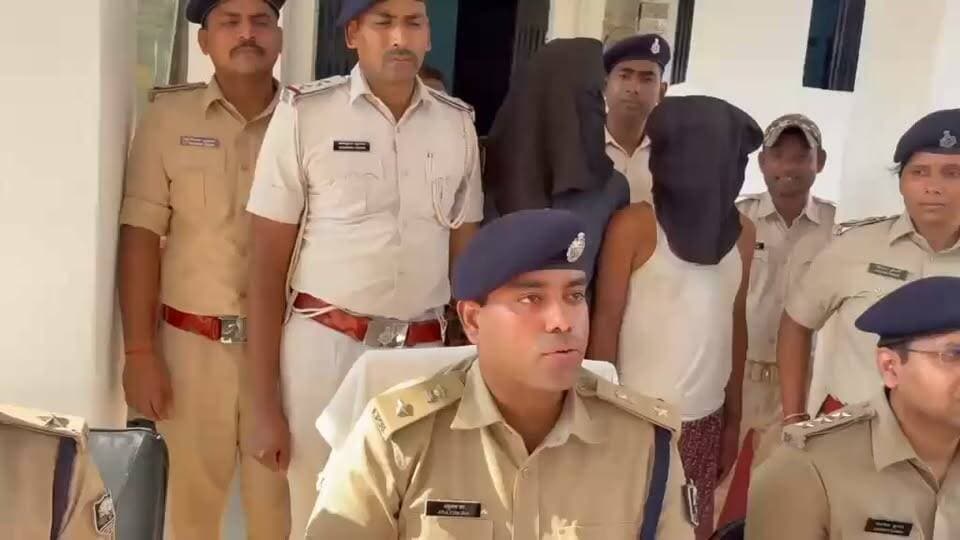 🚨 मोतीचक में शराब का बड़ा खेल बेनकाब! 🚨
भागलपुर के सुल्तानगंज थाना क्षेत्र में पुलिस ने बड़ी कार्रवाई करते हुए एक घर से 506.75 लीटर विदेशी शराब और 21 लीटर देशी शराब बरामद की है।
गुप्त सूचना के आधार पर हुई छापेमारी में अभिषेक आनंद उर्फ राजा और जितेंद्र प्रसाद शर्मा को गिरफ्तार किया गया। सिटी एसपी ने बताया कि नशे और अवैध कारोबार के खिलाफ चलाए जा रहे अभियान के तहत यह बड़ी सफलता मिली है।
🍾 आखिर इतनी बड़ी मात्रा में शराब कहां से लाई जा रही थी?
🚔 क्या इस कारोबार से जुड़े और लोगों के नाम भी सामने आएंगे?
अपनी राय कमेंट में जरूर बताएं।
#Bhagalpur #Sultanganj #LiquorRaid #BiharPolice #BreakingNews #NewsAngBihar #BhagalpurNews #BiharNews