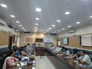 *মৰিগাঁৱত AES/JE আৰু অন্যান্য বাহক-জনিত ৰোগ সন্দৰ্ভত জিলা টাস্ক ফ’ৰ্চৰ বৈঠক অনুষ্ঠিত*
মৰিগাঁও জিলা আয়ুক্ত কাৰ্যালয়ৰ সভাকক্ষত আজি AES/JE আৰু অন্যান্য বাহক-জনিত ৰোগ (VBDs) সন্দৰ্ভত প্ৰথমখন জিলা টাস্ক ফ’ৰ্চ বৈঠক অনুষ্ঠিত হয়।
বৈঠকত অতিৰিক্ত জিলা আয়ুক্ত শ্ৰীমতী নিতিশা বৰাই উপস্থিতসকলক উদ্দেশ্যি ভাষণ আগবঢ়ায়। বৈঠকত মৰিগাঁও জিলাৰ যুটীয়া স্বাস্থ্য সেৱা সঞ্চালক, স্বাস্থ্য বিভাগৰ বিষয়া আৰু অন্যান্য লাইন বিভাগসমূহৰ বিষয়াসকল উপস্থিত থাকে।
বৈঠকত আকিউট এনচেফেলাইটিছ ছিণ্ড্ৰ’ম (AES), জাপানীজ এনচেফেলাইটিছ (JE) আৰু অন্যান্য বাহক-জনিত ৰোগসমূহৰ প্ৰতিৰোধ আৰু নিয়ন্ত্ৰণৰ বাবে গ্ৰহণ কৰা প্ৰস্তুতি আৰু চলি থকা ব্যৱস্থাসমূহ পৰ্যালোচনা কৰা হয়। লগতে নজৰদাৰী ব্যৱস্থা অধিক শক্তিশালী কৰা, সময়মতে ৰোগ নিৰ্ণয় আৰু চিকিৎসা নিশ্চিত কৰা, জনসচেতনতা বৃদ্ধি, পৰিচ্ছন্নতা বজাই ৰখা আৰু বৰষুণৰ সময়ছোৱাত সম্ভাৱ্য প্ৰাদুৰ্ভাৱ ৰোধৰ বাবে আন্তঃবিভাগীয় সমন্বয় অধিক জোৰদাৰ কৰাৰ ওপৰত গুৰুত্ব আৰোপ কৰা হয়।
বৈঠকত ভাষণ প্ৰদান কৰি অতিৰিক্ত জিলা আয়ুক্ত শ্ৰীমতী নিতিশা বৰাই সংশ্লিষ্ট সকলো বিভাগক ঘনিষ্ঠ সমন্বয়ৰে কাম কৰি জিলাখনত প্ৰতিৰোধমূলক ব্যৱস্থাসমূহ কাৰ্যকৰীভাৱে ৰূপায়ণ নিশ্চিত কৰিবলৈ আহ্বান জনায়।