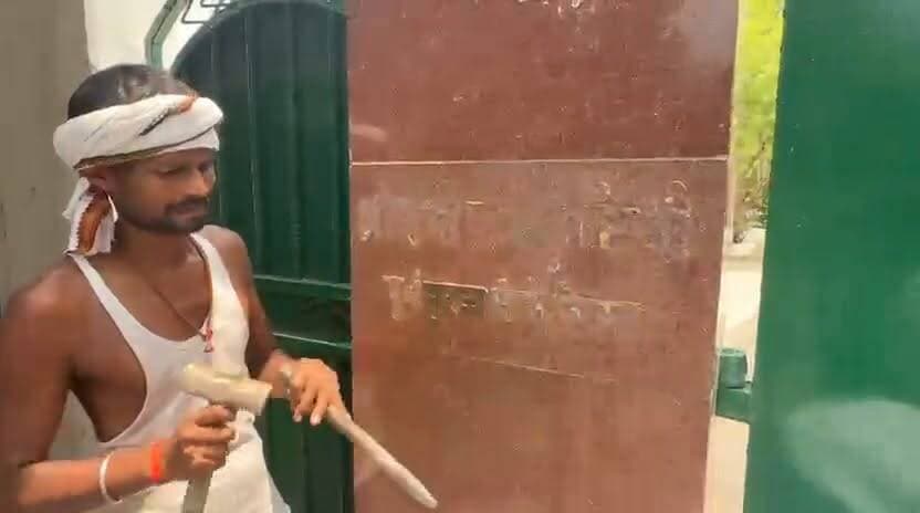 10 सर्कुलर रोड से हटा राबड़ी देवी का नाम, छेनी-हथौड़ी से हटाई गई नेम प्लेट।
दो दिन पहले ही लालू प्रसाद यादव का पूरा परिवार 10 सर्कुलर रोड स्थित सरकारी आवास खाली कर चुका था।
आज पूर्व मुख्यमंत्री राबड़ी देवी के नाम वाली नेम प्लेट को मिस्त्रियों ने छेनी-हथौड़ी की मदद से हटा दिया।
इसके साथ ही भवन निर्माण विभाग की ओर से आवास को औपचारिक रूप से हैंडओवर करने की प्रक्रिया आगे बढ़ रही है।
#Patna #RabriDevi #LaluYadav #BiharPolitics #BreakingNews
