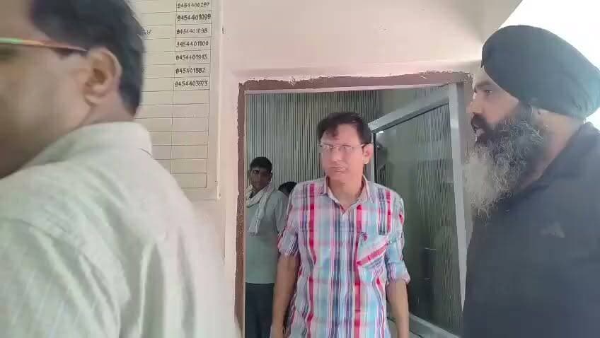 मेरठ: 25 हजार की रिश्वत लेते DIOS कार्यालय का बाबू गिरफ्तार
उत्तर प्रदेश के मेरठ में एंटी करप्शन ब्यूरो की टीम ने एक बड़ी कार्रवाई करते हुए जिला विद्यालय निरीक्षक (DIOS) कार्यालय के वरिष्ठ बाबू राजीव कुमार सिंघल को ₹25,000 की रिश्वत लेते रंगे हाथ गिरफ्तार कर लिया है।
आरोपी बाबू GPF की फाइल पास करने की एवज में पीड़ित कर्मचारी से इस घूस की मांग कर रहे थे, जिससे परेशान होकर पीड़ित ने मामले की लिखित शिकायत एंटी करप्शन विभाग से कर दी। शिकायत की सत्यता जांचने के बाद टीम ने योजनाबद्ध तरीके से जाल बिछाया और जैसे ही बाबू ने पीड़ित से केमिकल लगे नोट थामे, वैसे ही टीम ने उन्हें रंगे हाथ दबोच लिया...
#Meerut #MeerutNews #AntiCorruption #BriberyCase #DIOS #DIOSMeerut #UPPolice #Corruption #UttarPradesh #BreakingNews