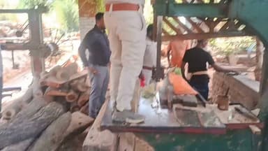 गुप्त सूचना पर वन विभाग की बड़ी कार्रवाई, अवैध आरा मिल सील; संचालक फरार, लकड़ी व मशीनें जब्त
#Nawada #Hisua #ForestDepartment #IllegalSawmill #ForestAction #IllegalTimber #PoliceAction #BiharNews #नवादा #हिसुआ #वन_विभाग #अवैध_आरा_मिल #लकड़ी_तस्करी #छापेमारी #बिहार_समाचार